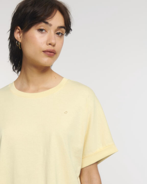 Camiseta cuello grande mujer - Bordado nube fins al cel - color Amarillo - 55 - Imagen 3